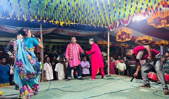 বাঘায় 'পরাজিত সম্রাট' যাত্রাপালা মঞ্চায়ন