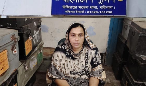 তিন কেজি গাঁজা ও দেশীয় অস্ত্রসহ নারী গ্রেপ্তার