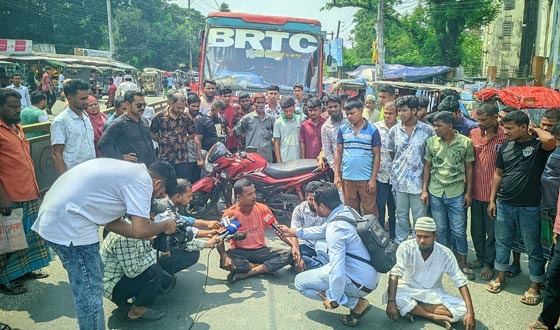 মরদেহ আটকে বিক্ষোভ, স্বজনদের মহাসড়ক অবরোধ