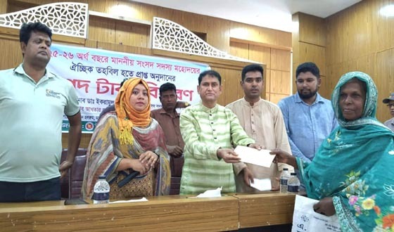 মান্দায় দুস্থ ও অসহায় মানুষের মাঝে অর্থ বিতরণ