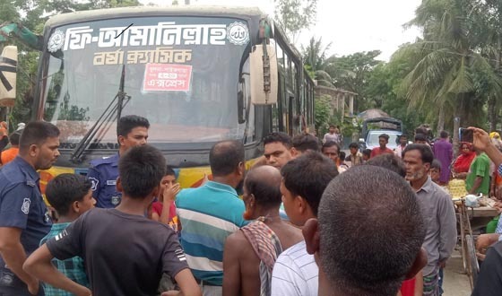 পাইকগাছায় যাত্রিবাহি বাস ও ভ্যান মুখোমুখি সংঘর্ষে আহত ৩