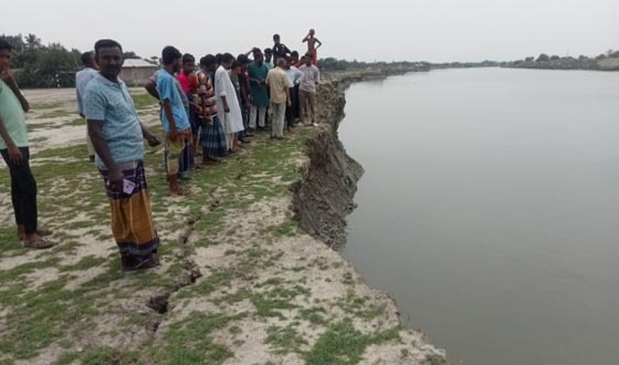 আশাশুনির শ্রীকলস ফুটবল মাঠ নদী ভাঙ্গনের কবলে