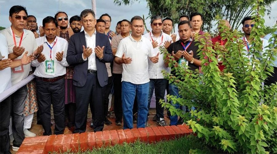 জুলাই শহিদ ওয়াসিমের কবর জিয়ারত করলেন প্রধানমন্ত্রী, পরিবারকে আর্থিক সহায়তা