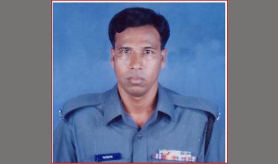 চিরকুট লিখে থানা ব্যারাকে পুলিশ সদস্যের আত্মহত্যা