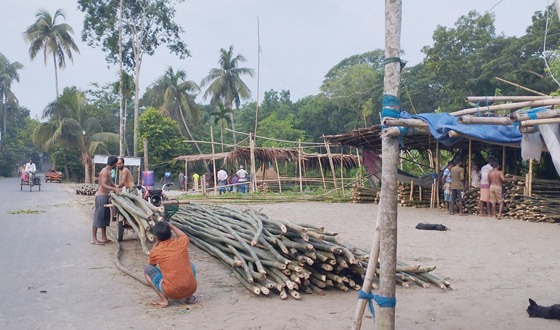 চিতলমারীতে মহাসড়কের পাশে বাঁশের হাট, দুর্ঘটনার আশঙ্কা