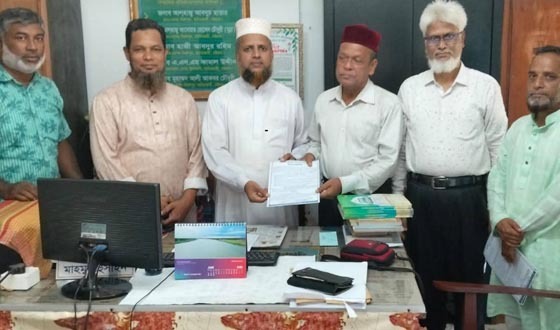 হাটহাজারী-ফটিকছড়ি আঞ্চলিক সড়ক সম্প্রসারনে লিফলেট বিতরণ
