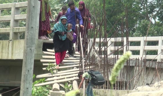 পটুয়াখালীতে ৫ বছরেও শেষ হয়নি ব্রিজের কাজ, দুর্ভোগে মানুষ