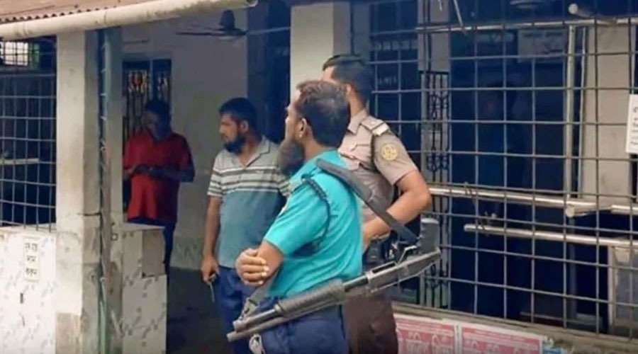 খুলনায় ফজরের নামাজ চলাকালে মসজিদে হামলা, ২ মুসল্লি গুলিবিদ্ধ
