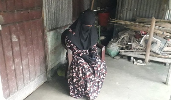 উলিপুরে স্ত্রীর মর্যাদার দাবীতে যুবকের বাড়িতে অনশন