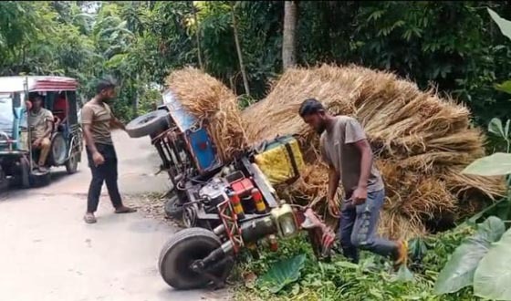 দিঘলিয়ায় ট্রলি উল্টে অল্পের জন্য প্রাণে বাঁচলেন পথচারী