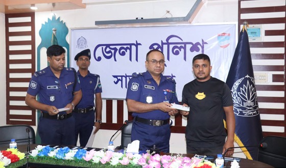 হারিয়ে যাওয়া মোবাইল ও টাকা ফেরত পেলেন মালিকেরা