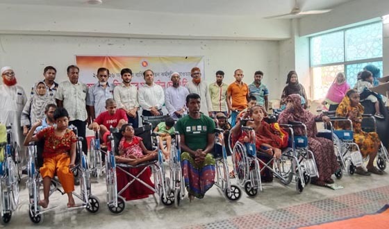 দেবহাটায় প্রতিবন্ধীদের মাঝে হুইল চেয়ার বিতরণ