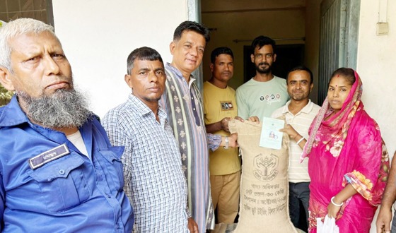 বরিশালে ভিডব্লিউবি কার্ডধারীরা পেলেন ৩০ কেজি চাল
