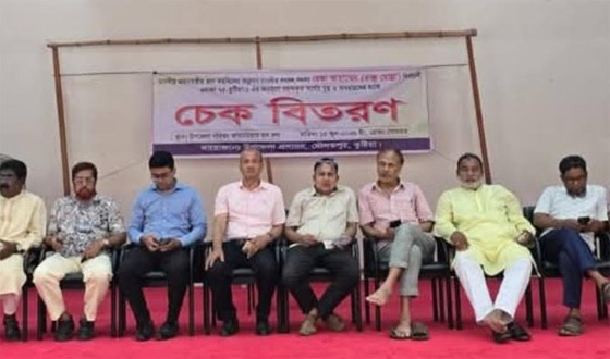 দৌলতপুরে ১০ লক্ষ টাকার চেক অসহায়দের মধ্যে বিতরণ