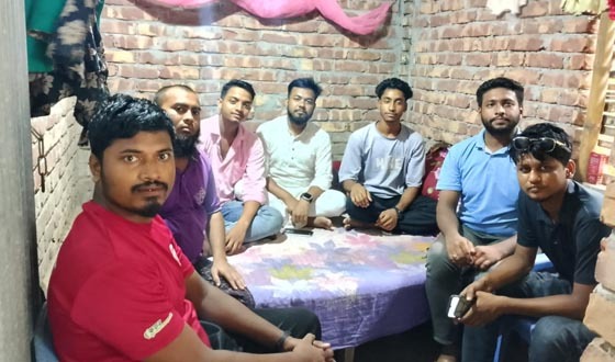 দিঘলিয়ায় অসুস্থ ভ্যান চালককে অনুদান প্রদান