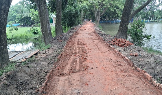 এক যুগ পর সড়ক সংস্কার, তাতেও অনিয়মের অভিযোগ