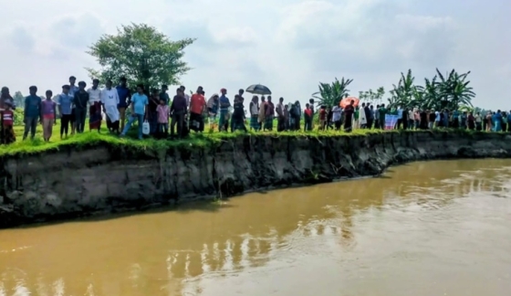ভূরুঙ্গামারীতে বাঁধ নির্মাণের দাবিতে মানববন্ধন