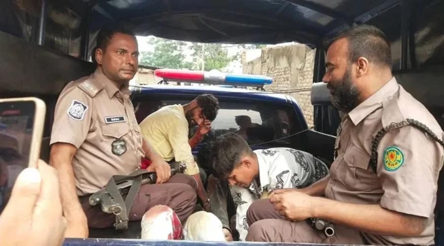 আদাবরে ছিনতাইকারীদের হামলায় আহত ওসি-এসআই, গুলিবিদ্ধ ২