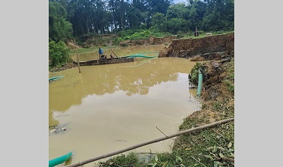 রামুতে রেঞ্জ অফিসের লাগোয়া পাহাড়ে অবৈধ বালু উত্তোলন ও পাহাড় নিধনে মহোৎসব