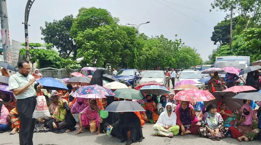 বকেয়া বেতনের দাবিতে সড়ক অবরোধ, আড়াই ঘণ্টা পর তেজগাঁওয়ে যান চলাচল স্বাভাবিক