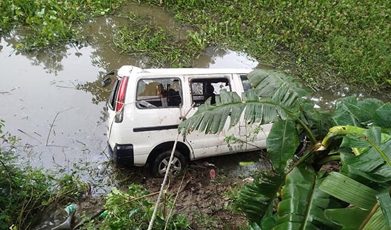 সড়ক দুর্ঘটনা: স্বামীকে বিমানবন্দরে বিদায় দিতে গিয়ে স্ত্রীর মৃত্যু, আহত ১১
