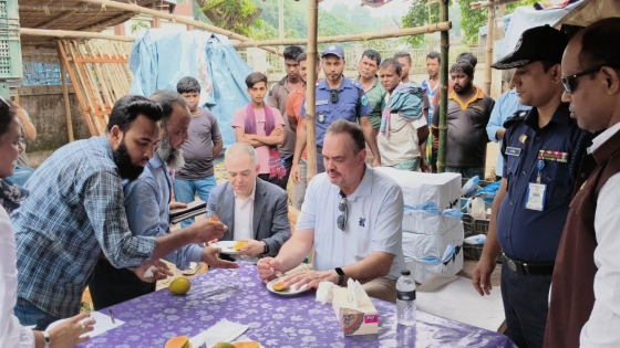 রাজশাহীতে আমের  হাট পরিদর্শনে  মার্কিন রাষ্ট্রদূত