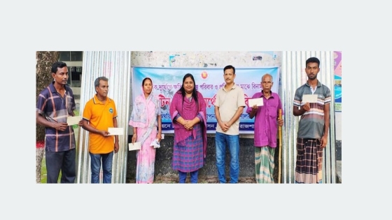 তানোরে ইউএনও’র টিন ও নগদ অর্থ প্রদান