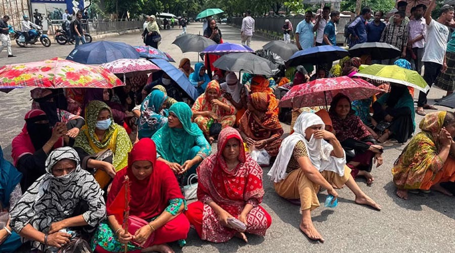 তেজগাঁওয়ে নাসা গ্রুপের শ্রমিকদের সড়ক অবরোধ, বকেয়া বেতনের দাবিতে স্থবির মহাখালী