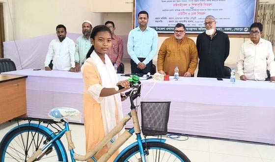 নকলায় শিক্ষার্থীদের বাইসাইকেল ও শিক্ষাবৃত্তি বিতরণ