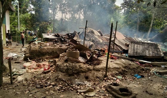 ইজিবাইকচালক হত্যা মামলার অভিযুক্তদের বাড়িতে আগুন