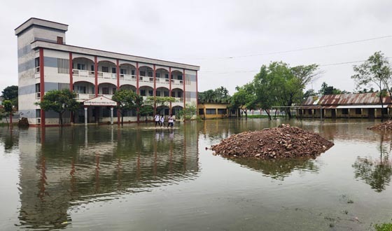 ঝিনাইগাতী উচ্চবিদ্যালয় মাঠে সামান্য বৃষ্টিতেই জলাবদ্ধতা