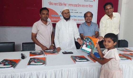 আমতলীতে শিক্ষার্থীর মাঝে খাতা বিতরণ