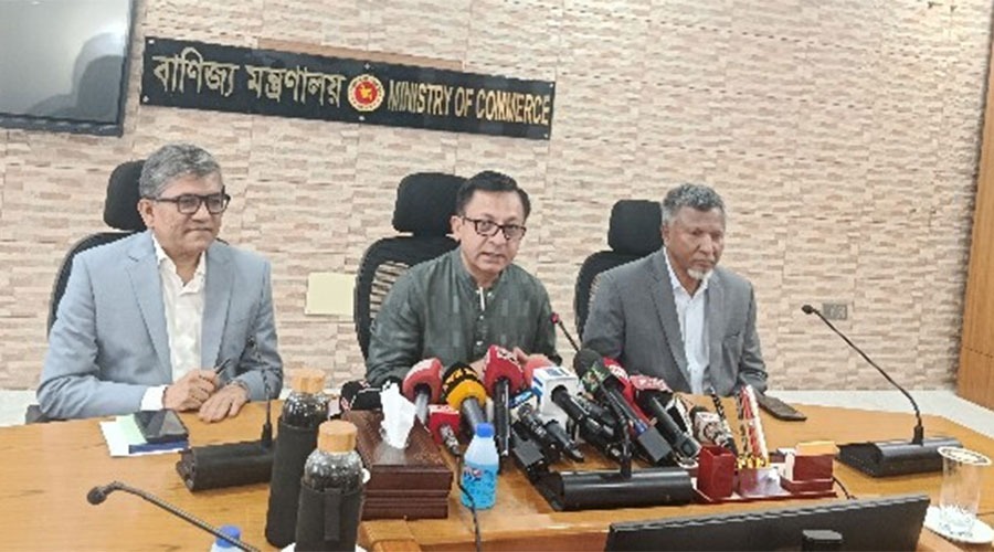 হঠাৎ বাজার তদারকিতে দুই মন্ত্রী, দাম স্থিতিশীল দেখলেন বাণিজ্যমন্ত্রী