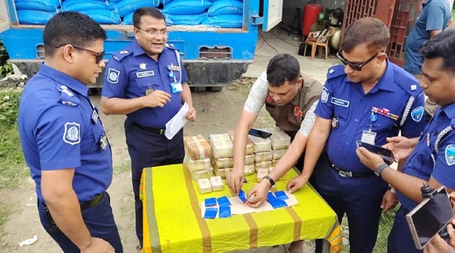 কুমিল্লায় লবণবোঝাই কভার্ড ভ্যানে মিলল ১ লাখ ৬০ হাজার ইয়াবা, আটক ৫
