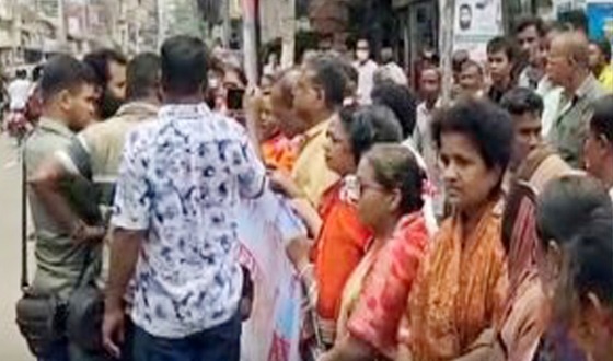 মানববন্ধনে হঠাৎ উপস্থিত অভিযুক্ত শিক্ষক, অতঃপর