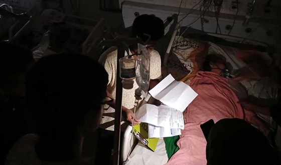বরিশাল শের-ই বাংলা মেডিক্যালে লোডশেডিং, অন্ধকারে আইসিইউ ওয়ার্ড