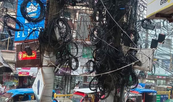 পর্যটন শহরজুড়ে ঝুলন্ত তারের জঞ্জাল বাড়ছে, প্রাণহানির ঝুঁকি