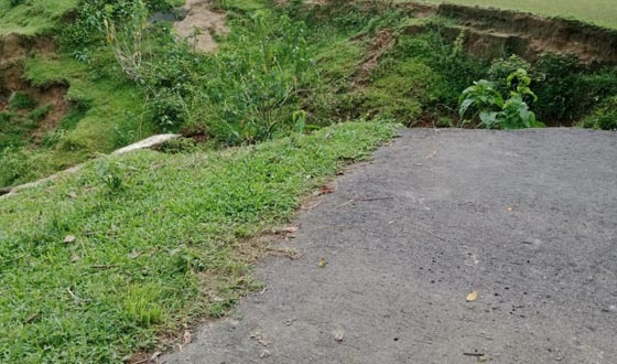পাহাড়ী ঢলে পাকা রাস্তা ভেঙে বাতকুচি গ্রাম বিচ্ছিন্ন