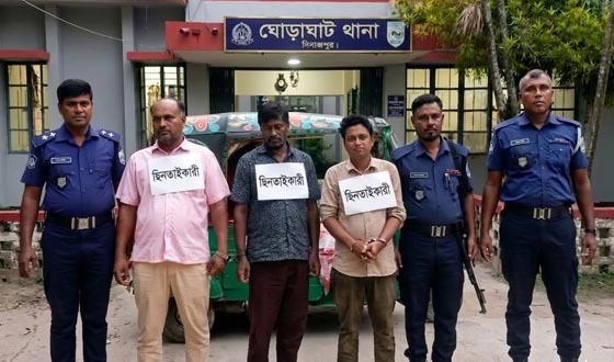 ঘোড়াঘাটে সোনালী ব্যাংকের সামনে ৩ ছিনতাইকারী আটক