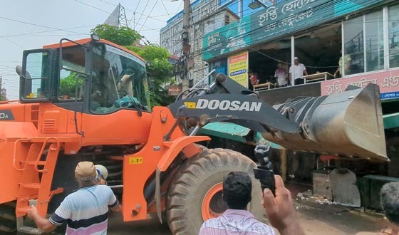 ফুটপাত দখল ও অবৈধ পার্কিংয়ের বিরুদ্ধে সাঁড়াশি অভিযান