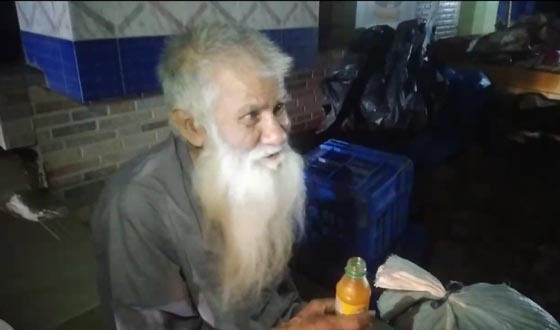 হিলিতে ৯০ বছরের বৃদ্ধার ঠাই হয়েছে রাস্তার পাশে