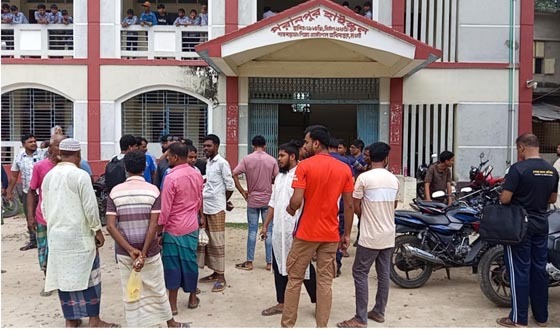 নারী শিক্ষককে কুপ্রস্তাবের অভিযোগ সহকারী শিক্ষকের বিরুদ্ধে