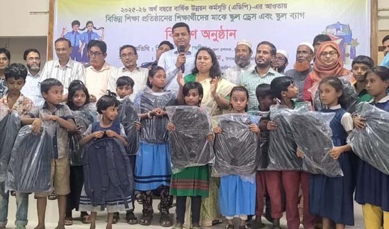 নকলায় শিক্ষার্থীদের মাঝে স্কুল ড্রেস ও ব্যাগ বিতরণ