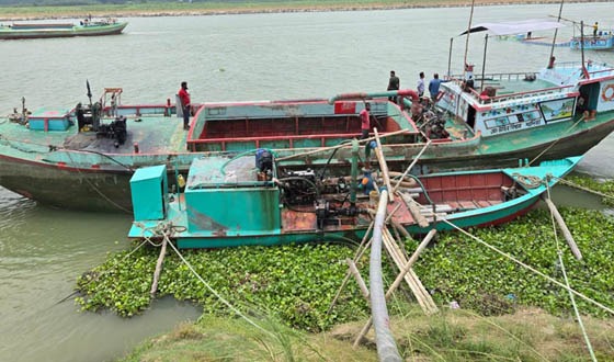 অবৈধভাবে বালু উত্তোলনে ড্রেজার মেশিন জব্দসহ আটক ১