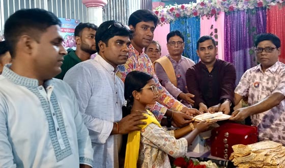 গীতা স্কুলের প্রতিষ্ঠাবার্ষিকীতে বিদ্যার্থীদের বস্ত্র বিতরণ