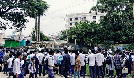 বরিশালে বাণিজ্য মেলার সেই গণশৌচাগার ভেঙে দিয়েছে শিক্ষার্থীরা