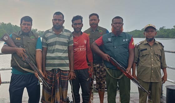 সুন্দরবনে বিষ প্রয়োগে মাছ ধরার অপরাধে ২ জেলে আটক
