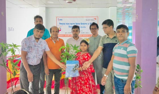 আমতলীতে আট হাজার ফলজ গাছের চারা বিতরণ