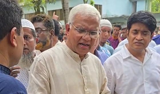 হাকিমপুরে অসহায়দের মাঝে টিন-নগদ অর্থ বিতরণ