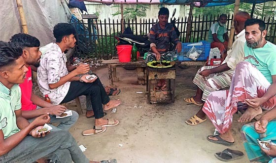 পোরশায় পটল পাতার বড়ায় জীবিকা নির্বাহ শফিকুলের